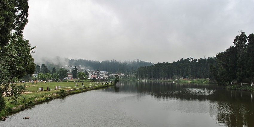 The view of misty clouds at Mirik Lake, one of the places to visit in Mirik, West Bengal.