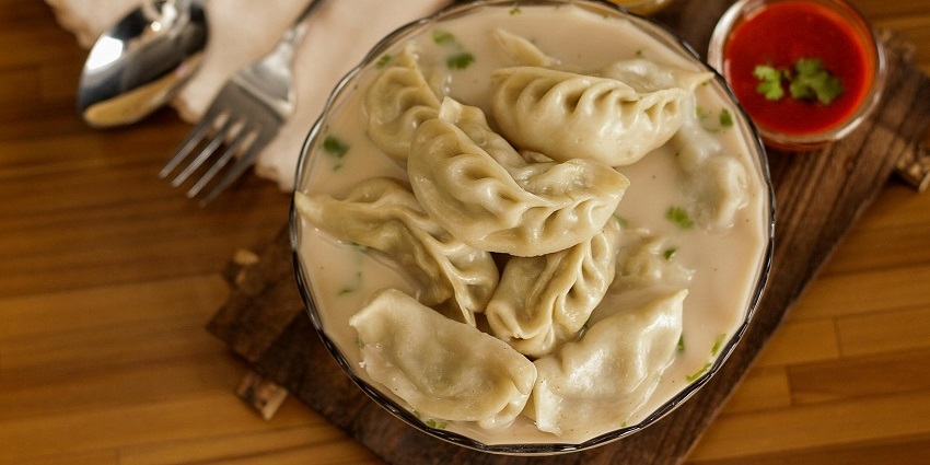 Majnu Ka Tilla is a famous Tibetan colony in Delhi where you can enjoy Thukpa and momos
