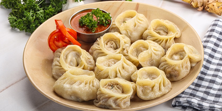 Steamed momos served with the rangy red chutney, a dish perfect for chinese food lovers