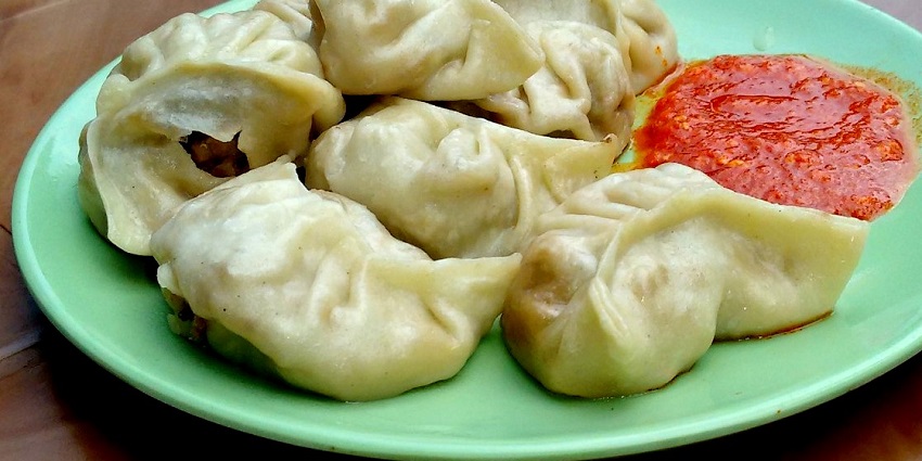 Momos with schezwan sauce is a lip-smacking street food in Manali that is loved by all.