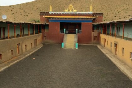 A breathtaking view of a monastery in Himachal Pradesh with colourful architecture.