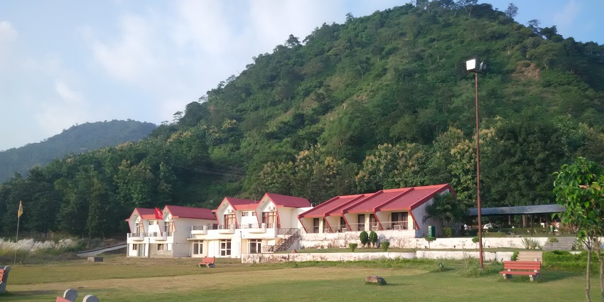 Morni Hills is one of the top places to visit near Delhi for weekend relaxation.