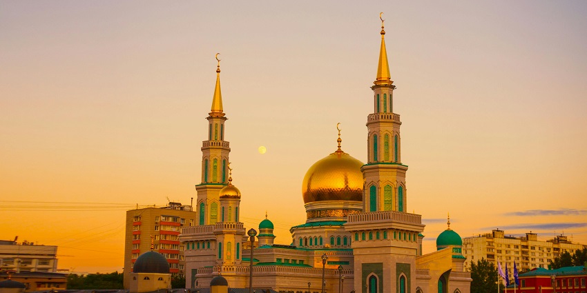 A mesmerising view of a Muslim holy place with a beautiful backdrop during sunset.