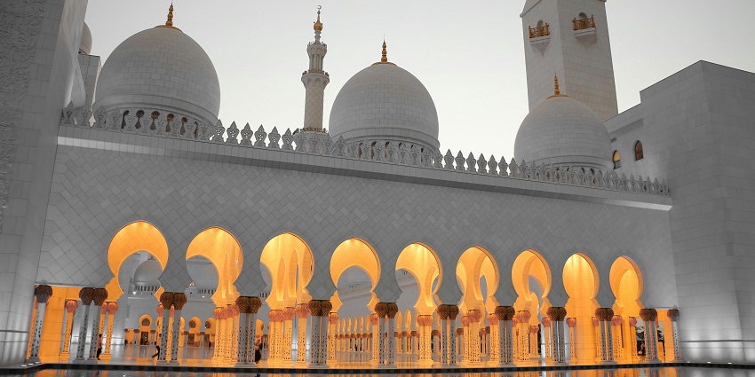 A mesmerising evening view at a holy place of worship with beautiful white architecture.