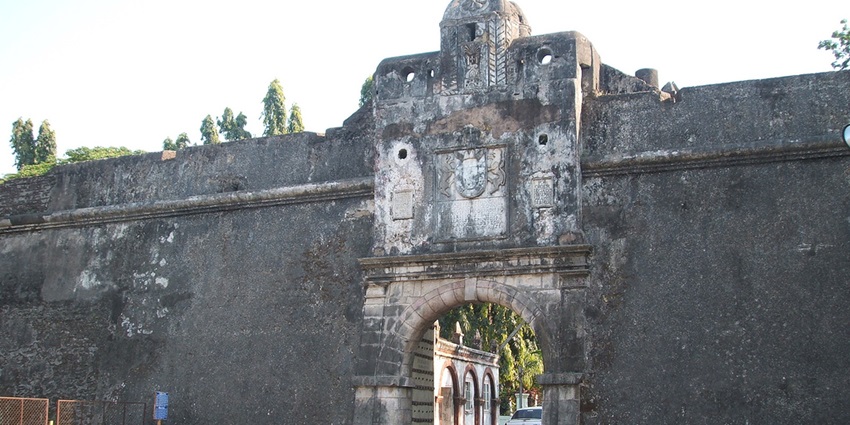 A picture showing the ancient ruins of Moti Daman Fort where one can indulge in photography.