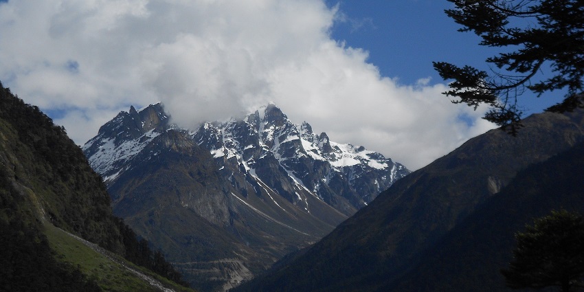 Mount Katao remains covered with snow almost throughout the year.