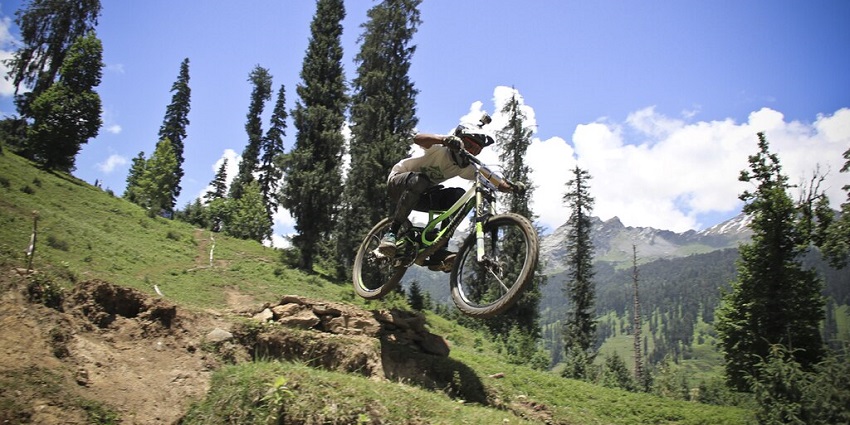 Snapshot of a Himalayan Dirt bike Trophy Race—Best things to do in Manali in June