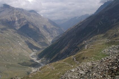 A scenic of the valley from Kullu between Lower Himalayan and Great Himalayan Ranges.