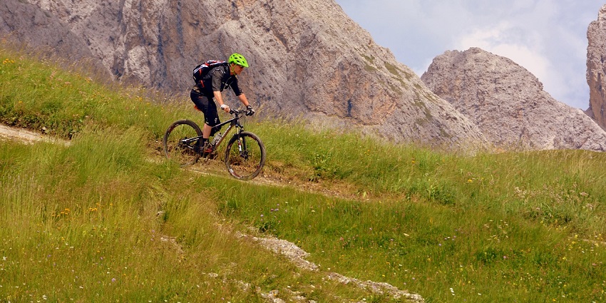 Enjoy mountain biking in Manali which will take you through steep pathways and lush valleys