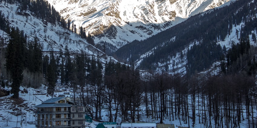 A beautiful glimpse of sunrays reflecting back from the snowy peaks of the Himalaya