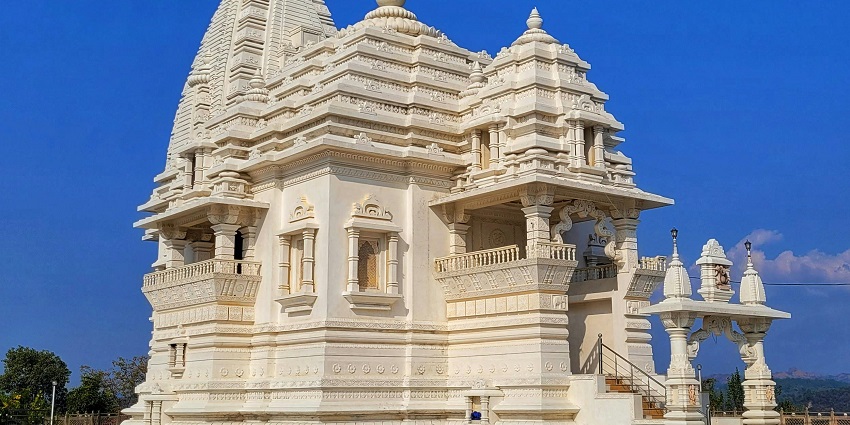 Murari Devi Temple provides breathtaking views of the surrounding mountains and valleys.