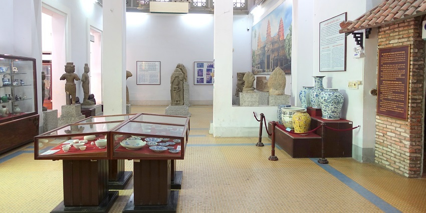 The statues and sculptures at the Ho Chi Minh Museum are a perfect example of intricate art.