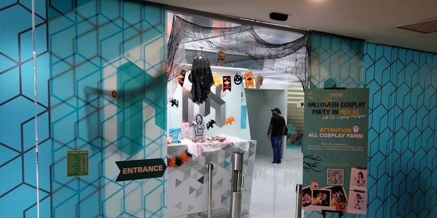 Watch interactive and immersive exhibits with 3D images at the Museum Of Illusions