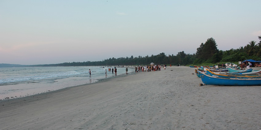 This beach allows you to drive your vehicle along the shore, attracting visitors.