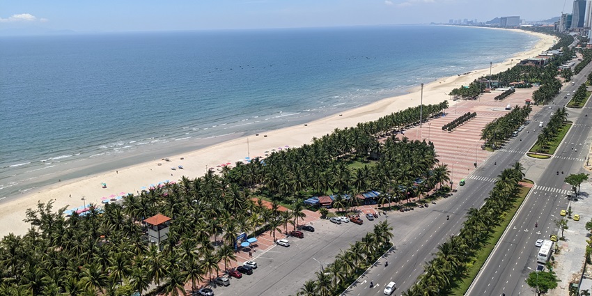 My Khe beach is popular for sunbathing and also enjoying the views of the stunning sunsets around.