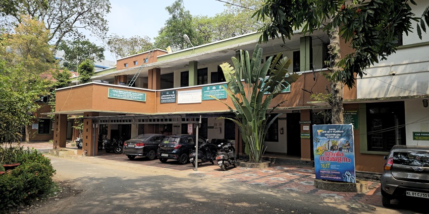 A picture of the entrance and parking area of an ayurvedic centre in Kerala