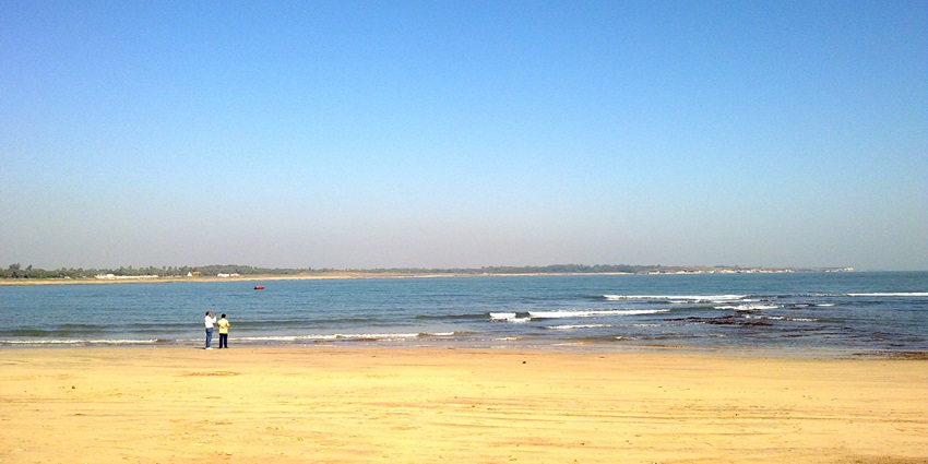 A picture of a scenic shoreline in Diu with majestic views of the Arabian Sea