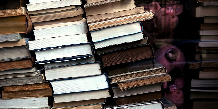 Nai Sarak is one of the best places for students to buy books and stationery items.