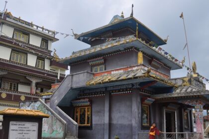 A picture of the Namchi Monastery on a cloudy day