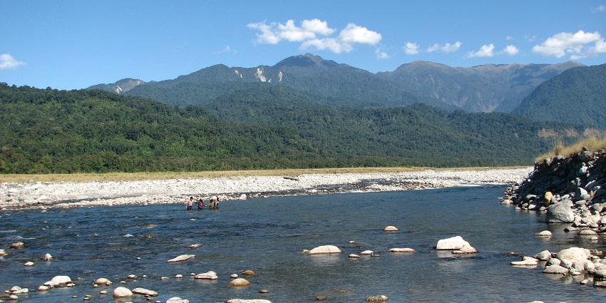 The shores of this scenic river offers a beautiful picnic spot for families to retreat to