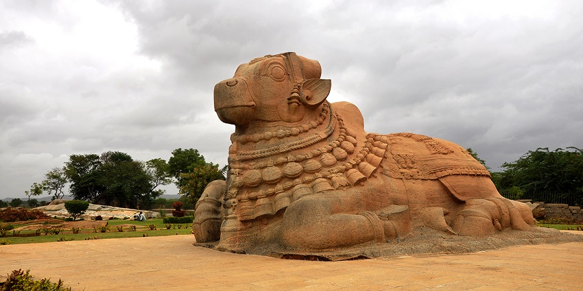 This statue is positioned to face the Lepakshi temple, symbolising a guardian role to the pilgrimage

