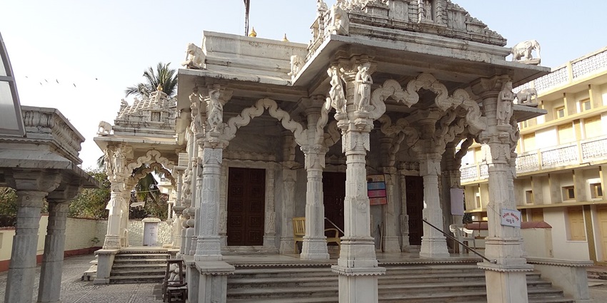 The view of the Nani Daman Jain Temple, a magnificent example of the rich religious history.