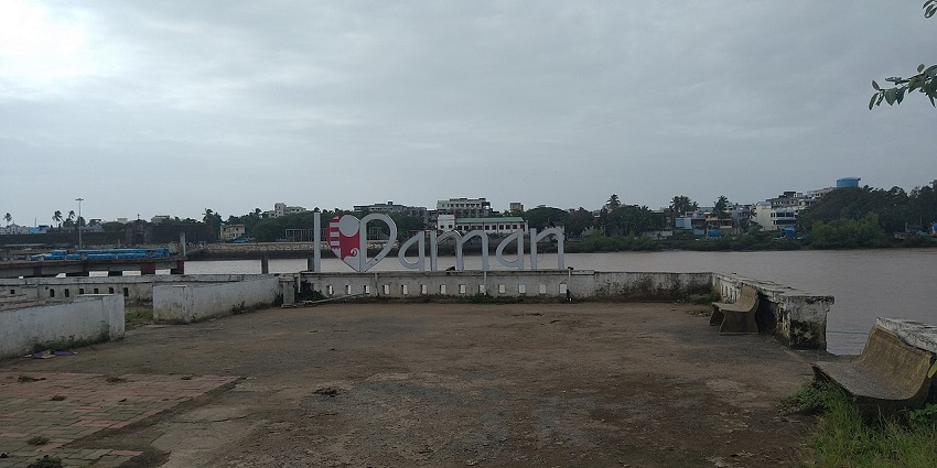 A scenic view of Nani Daman Jetty, one of the top places to visit near Nani Daman Fort.