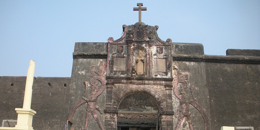 Nani Daman Market offers a wide variety of souvenirs for shopping in Daman to visitors.
