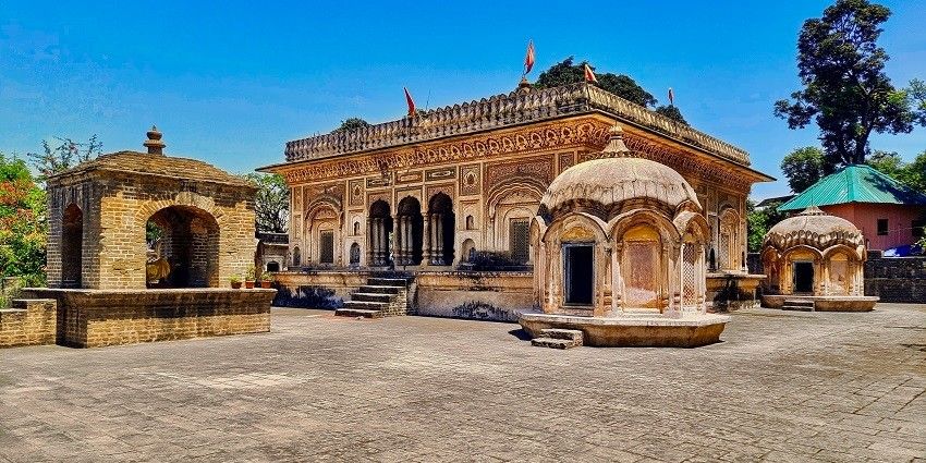 Narbdeshwar Mandir has intricately carved stonework with a serene kind of ambience of its own kind.