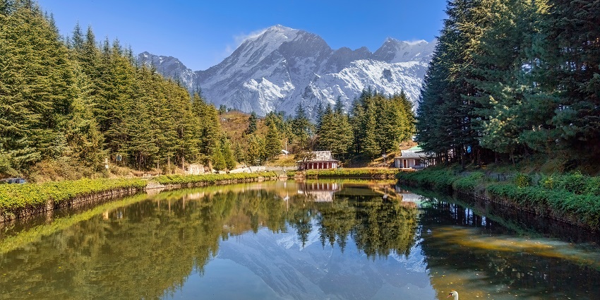 Narkanda is a scenic paradise with snow-capped Himalayan ranges and apple orchards
