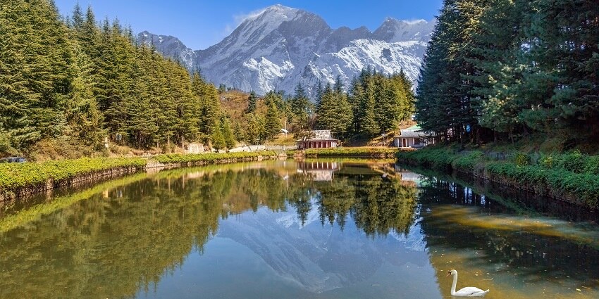 Narkanda is a quaint hill station in Shimla that offers stunning views of the Himalayas
