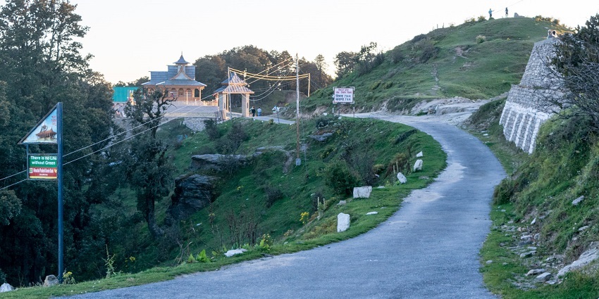Narkanda lies amongst dense forests and presents beautiful views of the snow-covered Himalayas.
