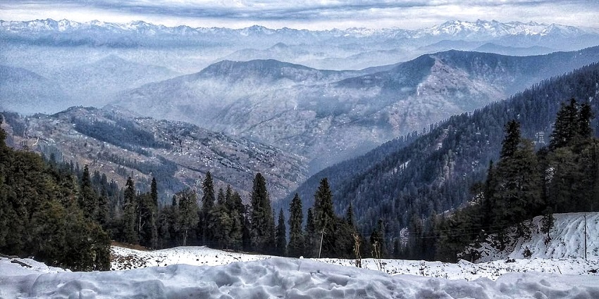 Narkanda is a charming hill station that has a view of apple orchards and thick snow