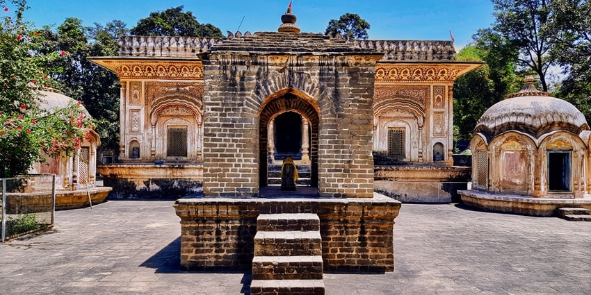 Many pilgrims explore the panchayatan style of the temple depicting the scenes from epic Hindu mythologies