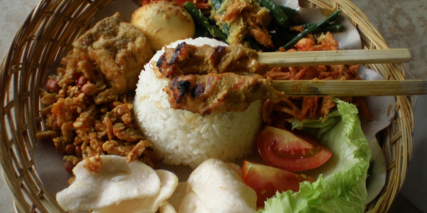 One of the best food in Bali, a rice platter, known as Nasi Campur