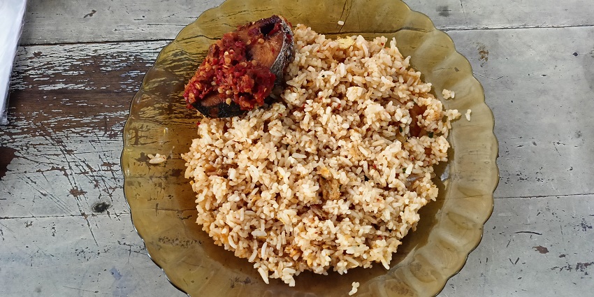 A picture of one of the best food items in Bali, Nasi Goreng, a rice dish served with a side