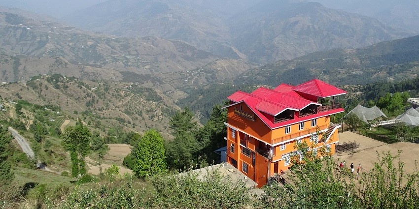 Naughin has tranquil surroundings, rich fields, typical houses, and friendly dwellers.