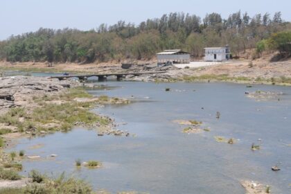 A picture showing the daylight view of Damanganga River, a popular tourist spot.