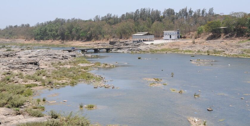 A picture showing the daylight view of Damanganga River, a popular tourist spot.