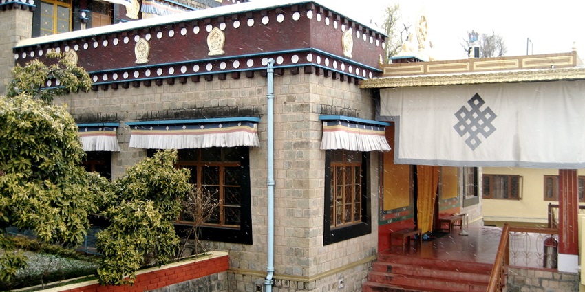 A picture of a Buddhist holy shrine with captivating and intrinsic architecture.