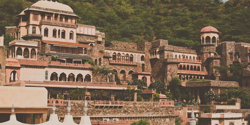 A picture of one of the most popular places to visit near Delhi, the Neemrana Fort