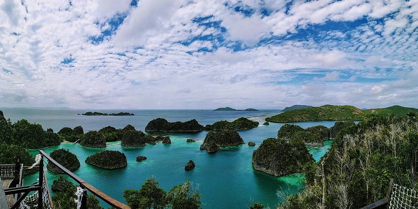 A group of small rock like islands near the shore of Nemo Island, a great place for scuba diving in Pattaya