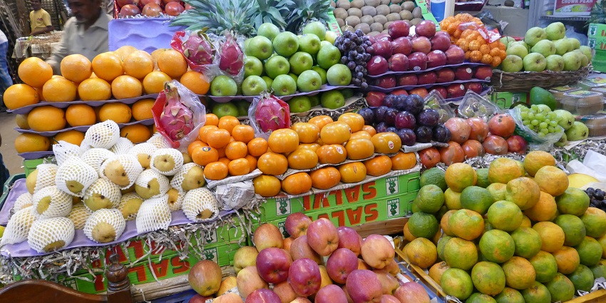 The new market is one of the best places for street shopping in Kolkata for travellers.