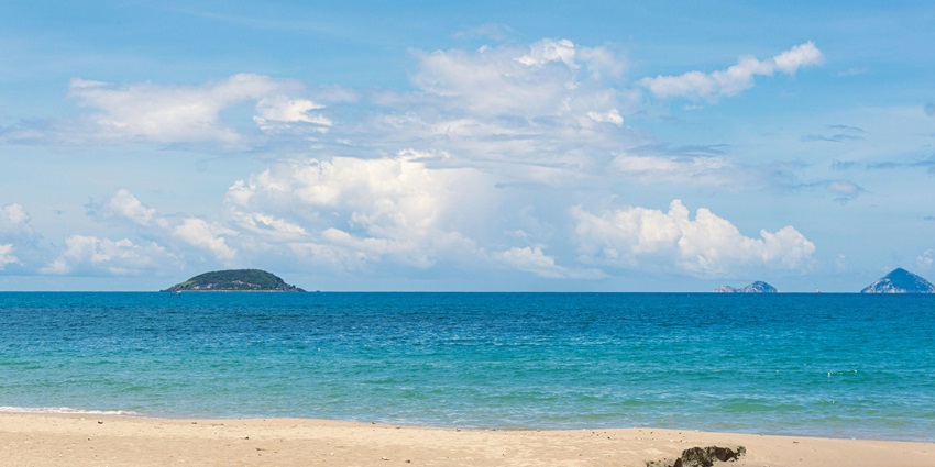A view of turquoise blue waters meeting the pristine sands at the iconic leisure hub.