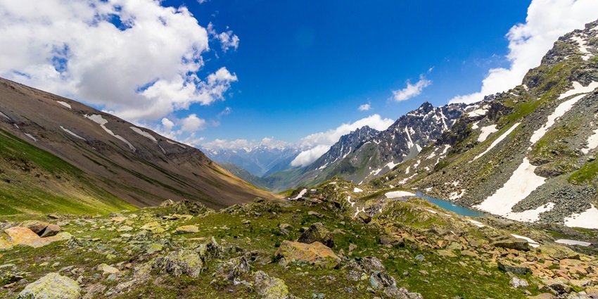 One of the places for camping in Sonmarg is Nichnai Campsite, a high-altitude campsite.