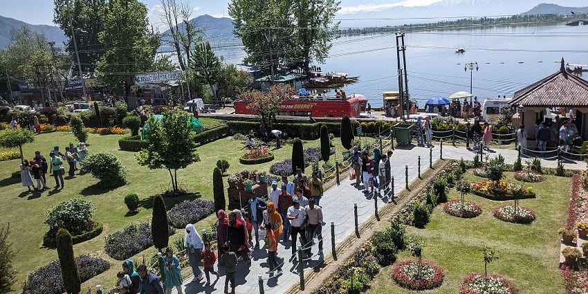 Image of Nishant Garden in Srinagar where the Nishant market is located nearby to experience local market goods