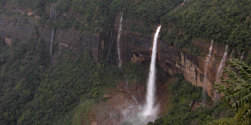 An image of the NohKaLikai Falls which is one of the haunted places in Meghalaya.