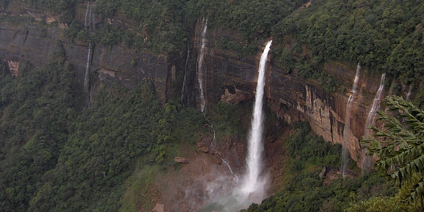Nohkalikai Falls, the highest waterfalls in India, renders surreal views for sightseeing.