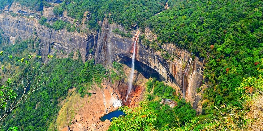 Nohkalikai Falls is one of the best waterfalls in Shillong for every traveller to explore.