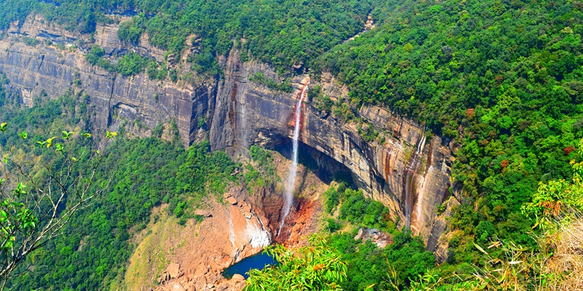 Nohkalikai Falls is one of the highest waterfalls in India offering stunning views.